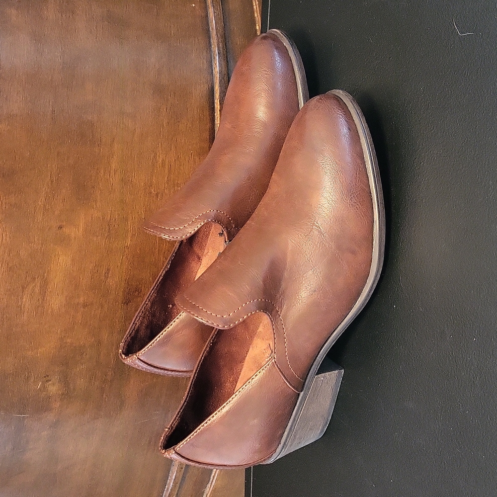 Natural Reflections style:Hadley brown ladies NWOT shoes Size 6